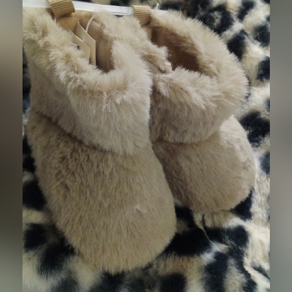 🐆 FUR COAT & FLUFFY BOOTS INFANT NEWBORN BABY GIRL SIZE 0-3 MONTHS BRAND NEW - Picture 3 of 10